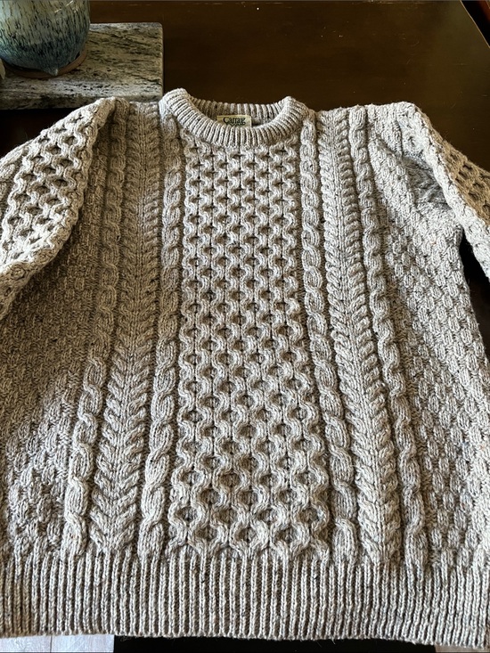 Carraig Donn Other - Classic Carraig Donn  
Cable-Knit Crewneck Sweater in Light Gray